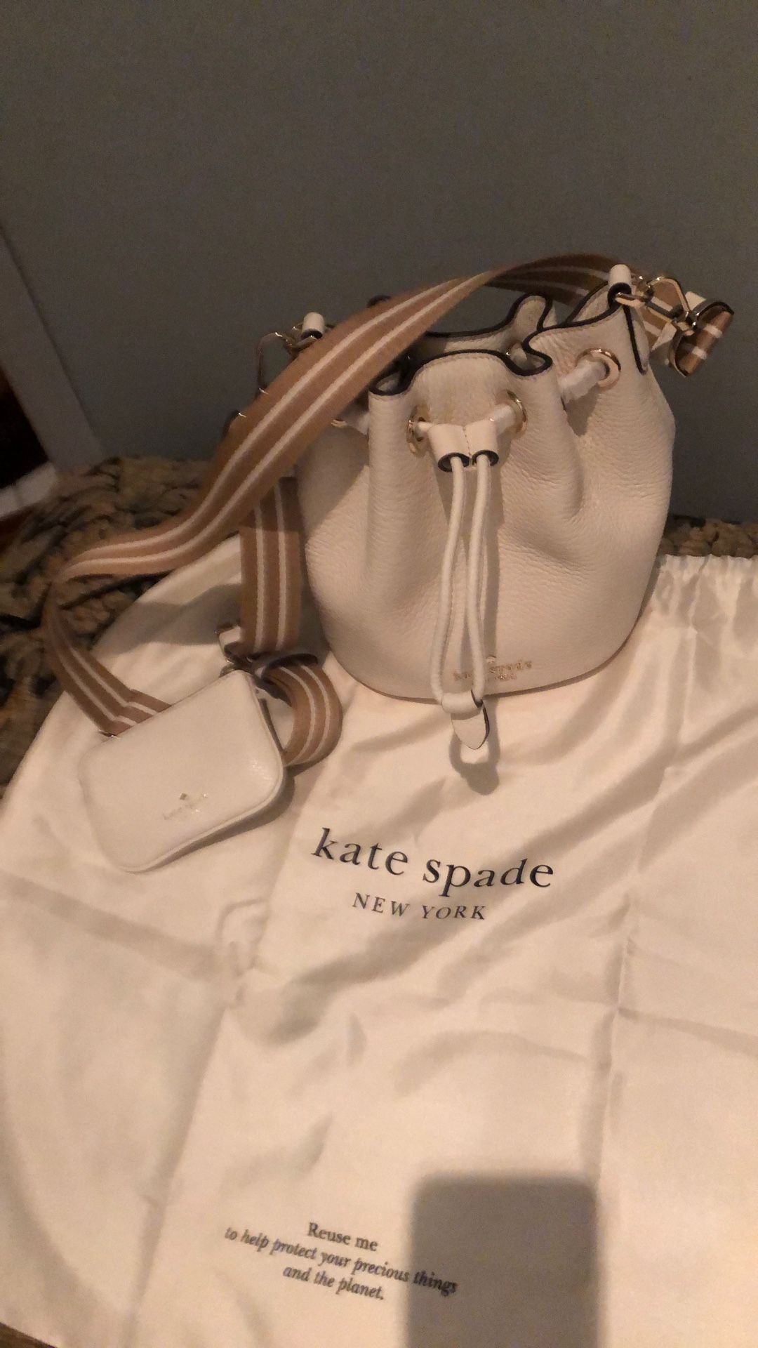 Kate Spade Bucket https://offerup.com/redirect/?o=QmFnLk5ldw==