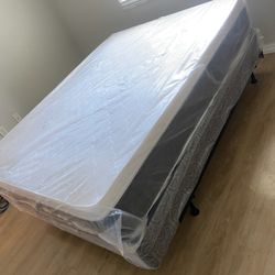 Queen mattress pillow top set with box spring (2pc - new) 