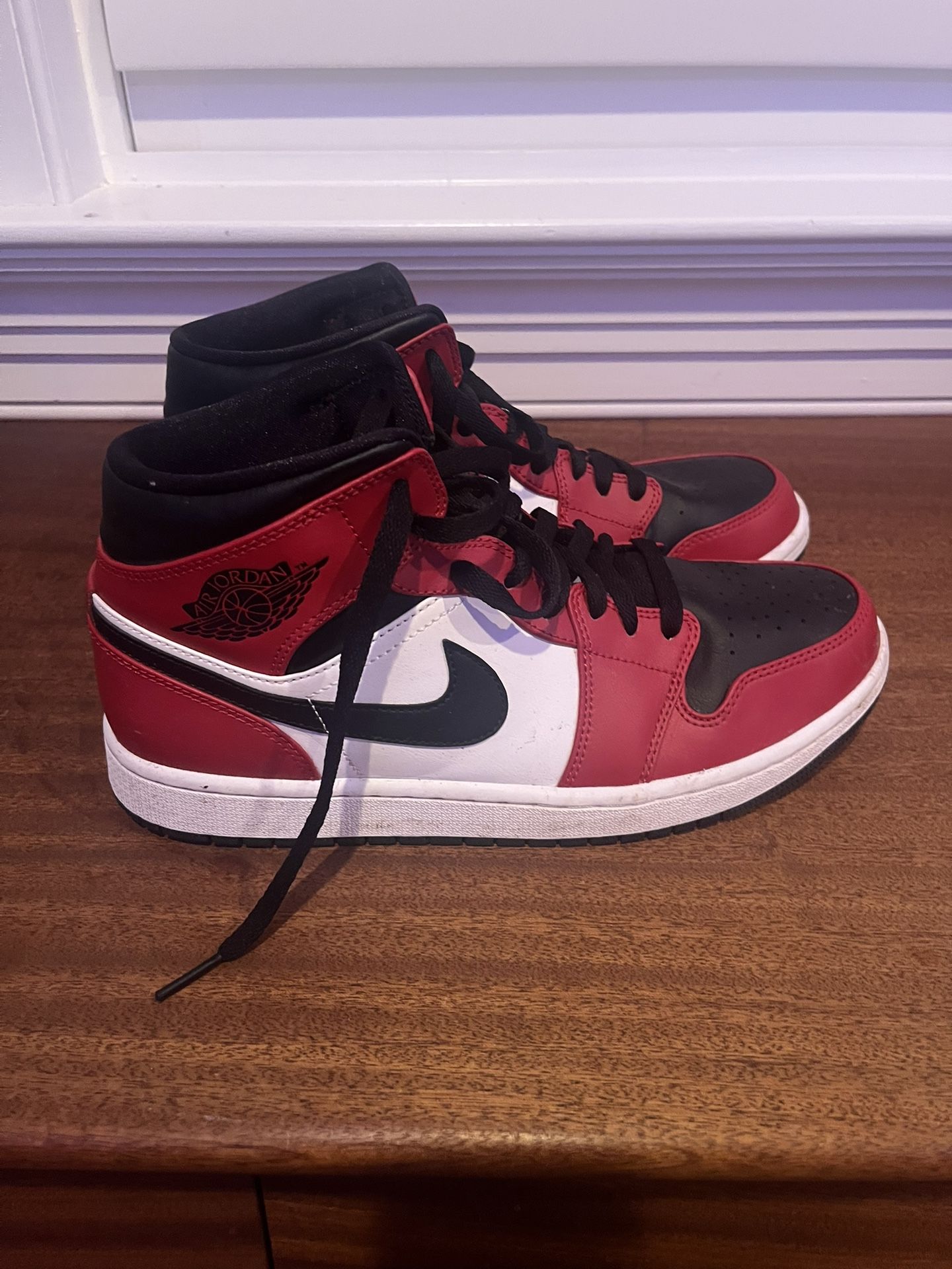 Jordan 1 Mid Chicago (Size 9)