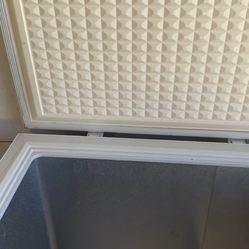 Magic Chef 7 cu ft Chest Freezer – Works Great – Garage Ready