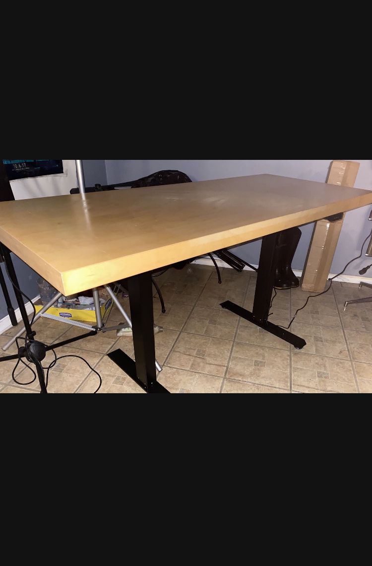 Electronic Standing Desk 5ft X 2ft 