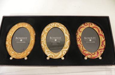 BOMBAY COMPANY JEWELED PHOTO FRAME SET - NEW IN BOX