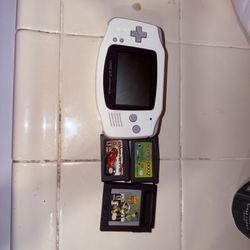 White Gameboy Advance With Games
