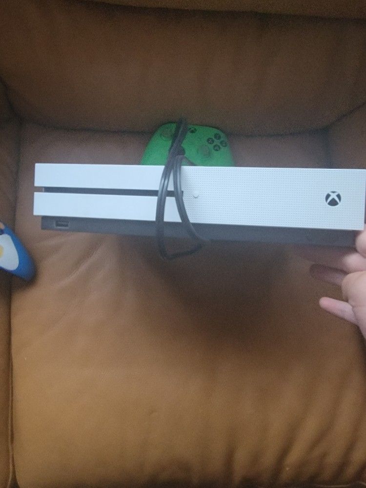 Used Xbox With 3 Controllers 2 Pro Controllers