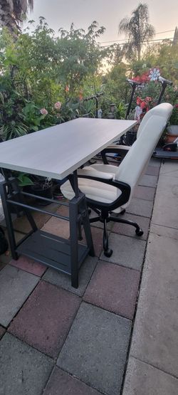 Like New Office desk & chair