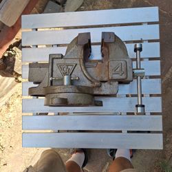Large Bench Vice 4" Jaws 35 Lbs