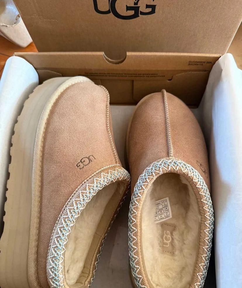 Brand New Women’s Uggs Size 8