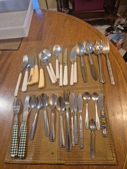 Assorted lot of 31 pieces of stainless steel flatware