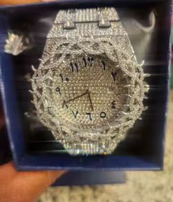 Quartz diamond wristwatch for men
