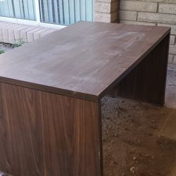 Desk FREE MUST PICK UP TODAY 