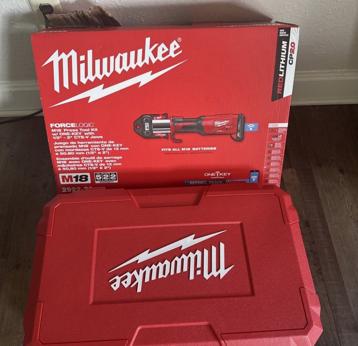 Milwaukee 2922-22 M18 Force Logic Press Tool with ONE-KEY and 1/2"-2" CTS Jaws