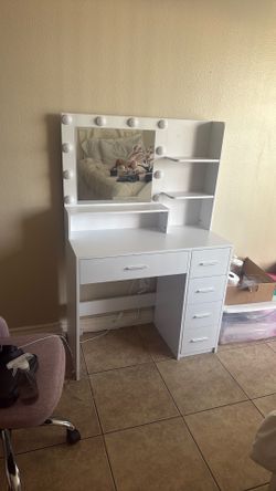 Vanity - 2 shelves and 4 drawers