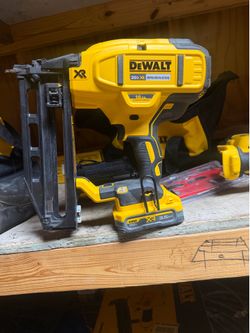 Dewalt 16 gauge straight finish nailer with battery and charger