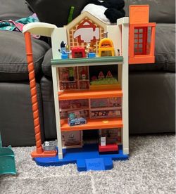 Bluey Multi-Level Playset with Figures