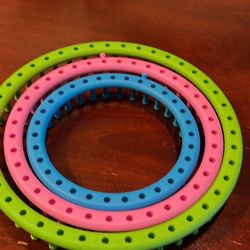 Tres. Aros para tejer con esto se ayudan a crear sus bufandas, gorros, o lo que usted deje
