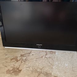 Samsung 40 Inch Flat Screen Tv With Remote And Wall Mounting Brackets 