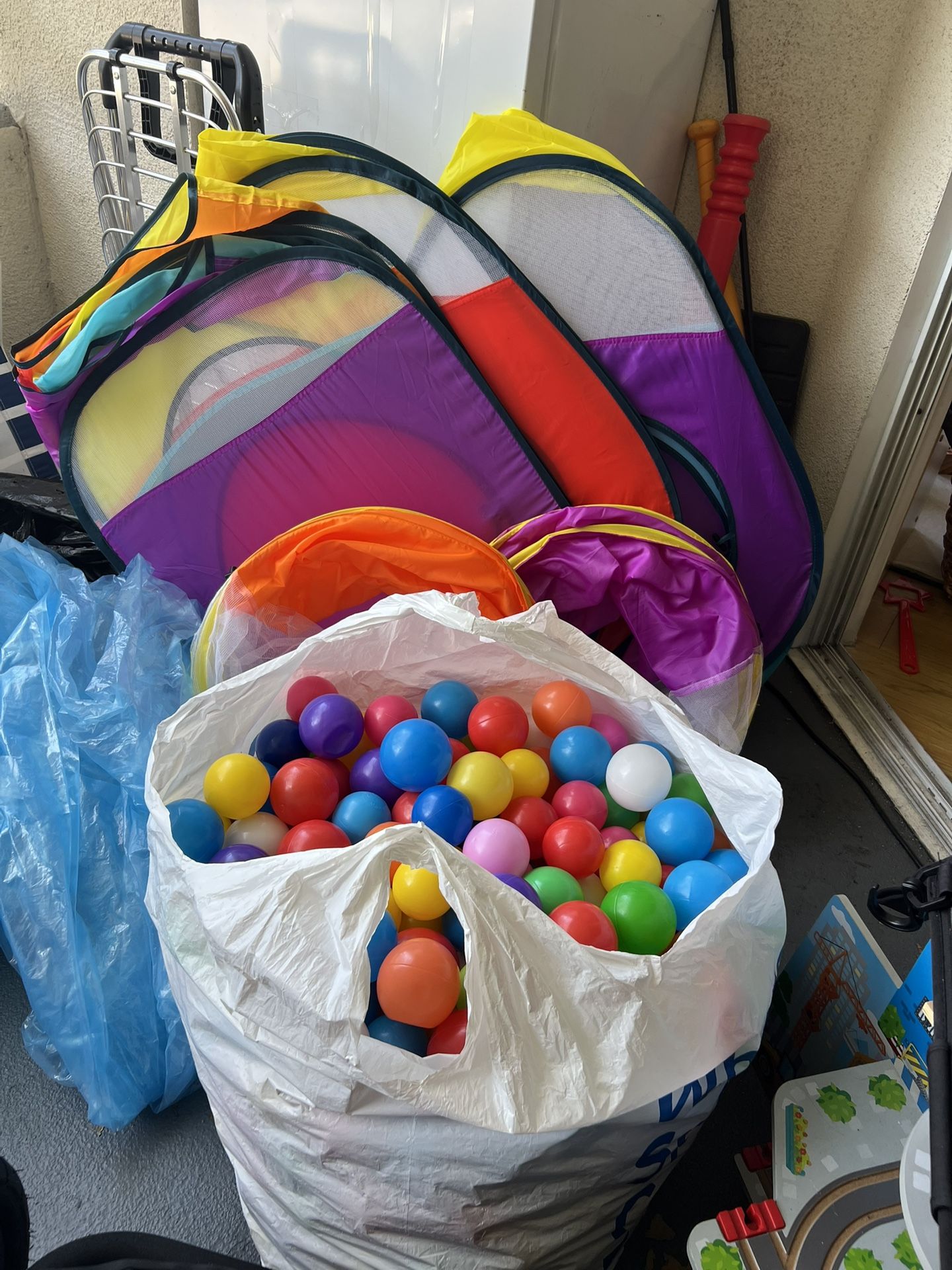 Ball Pit & Play Tent With Tunnels