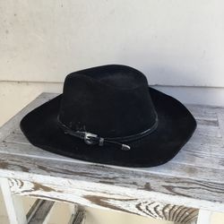 Old Black Hat.    No Size On It.   Probably Medium.     $10 Cash.    South Austin.    Curlew Drive.    