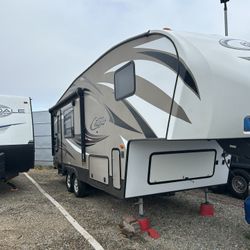 2018 Fifth Wheel 28FT FULLY SELF CONTAINED LIKE NEW 1 Owner 
