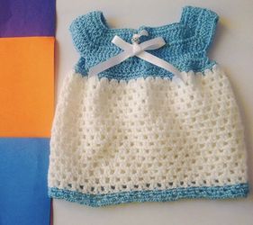 Vestido para bebé de 0 a 6 meses. Tejido a mano (algodón)