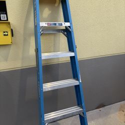 6 Foot Fiberglass Ladder