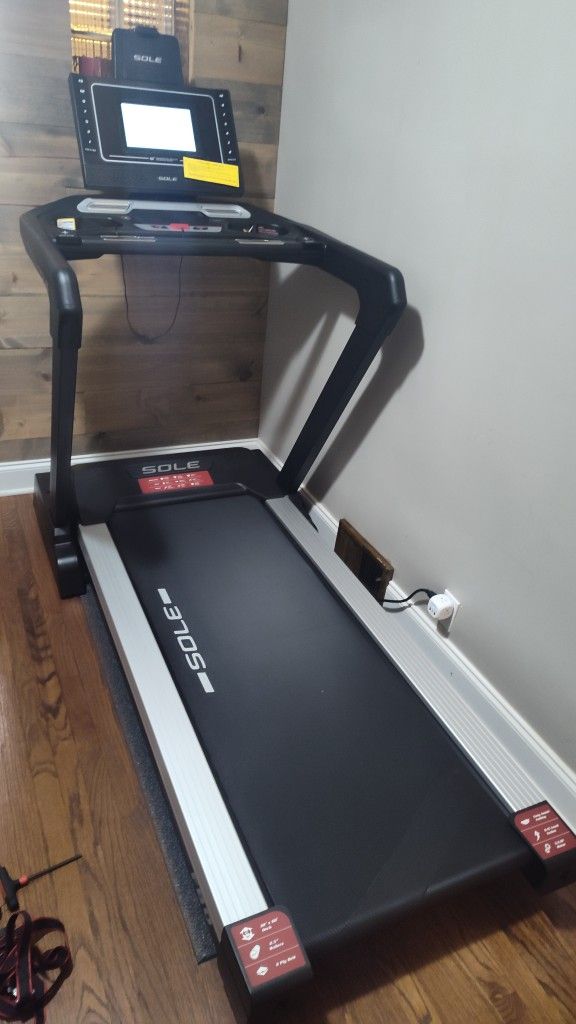 SOLE F80 ( LIKE NEW & DELIVERY AVAILABLE TODAY)