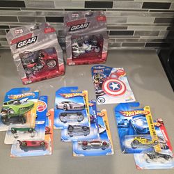 Set of 8 Hot Wheels cars, 2 Speed ​​Gear motorcycles, and 1 deck of Marvel cards.