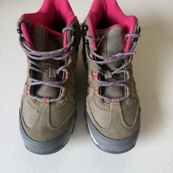 Lightly Used Hiking Boots – Like New Size 4