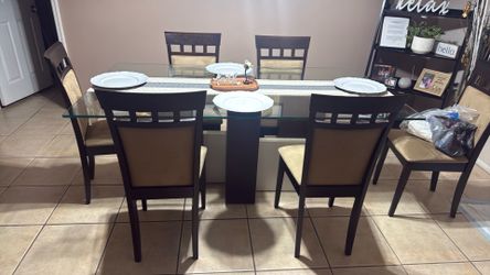 Beautiful dinning room. Good condition
