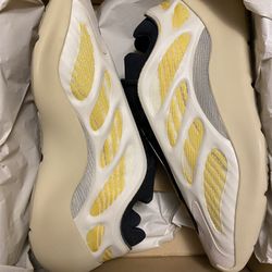 DS ADIDAS YEZZY 700 V3  SAFFLOWER 