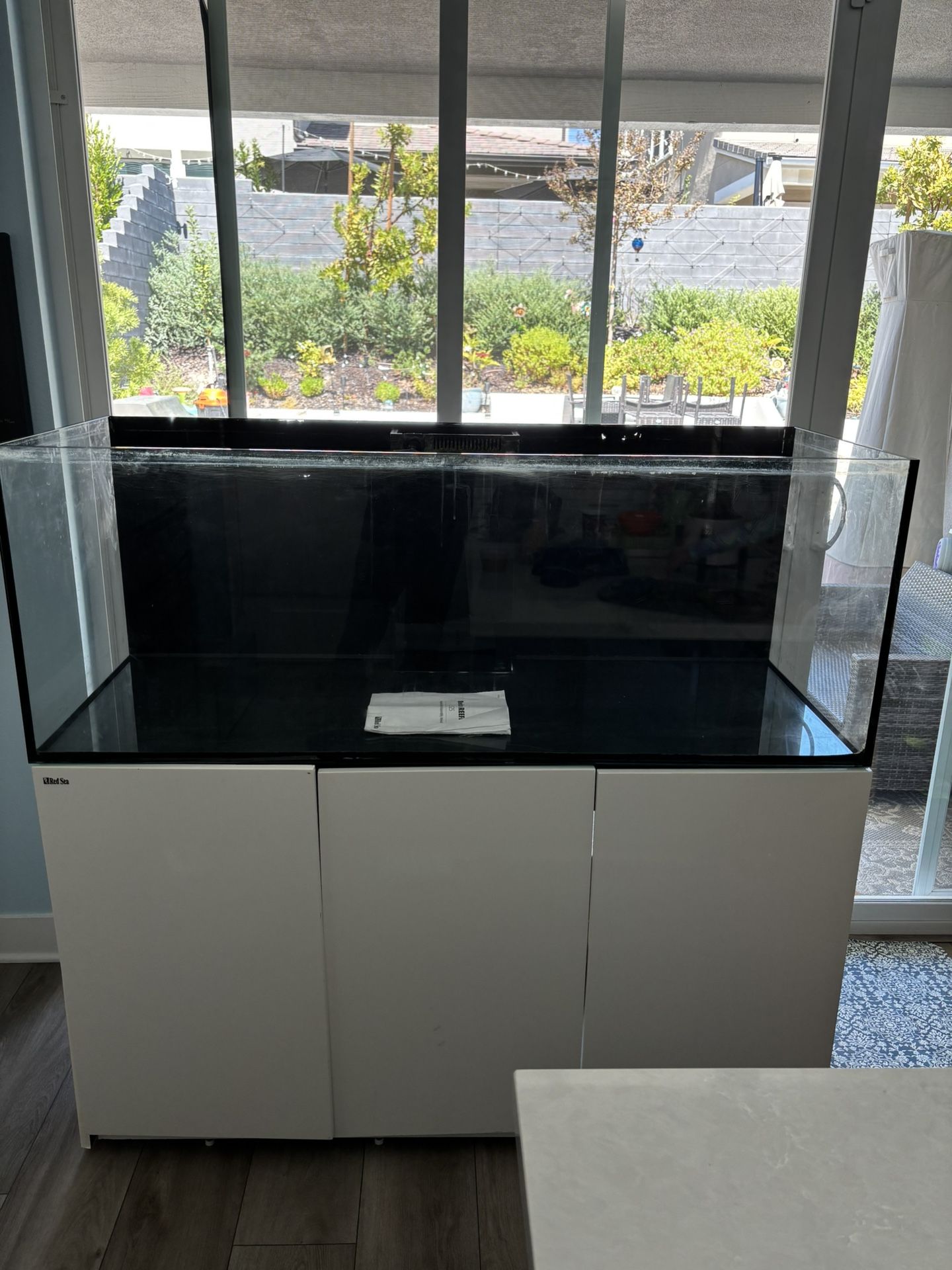 Red Sea Reefer 525XL Aquarium + Stand+ Sump (leak, needs reseal)High-end 150g Red Sea Reefer 525XL tank + sta