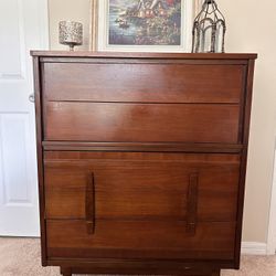 Mid -Century Modern Chest Of 4 Drawers 