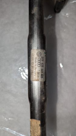 VW Audi V8 Fuel Rail With Injectors