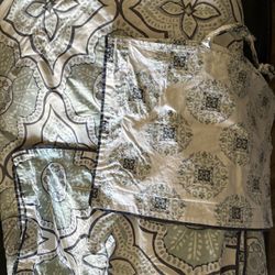 Queen Size Reversible Comforter Set with 2 Shams 