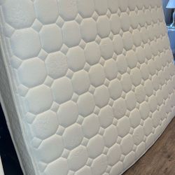 FULL SIZE MATTRESS ( LIKE NEW)