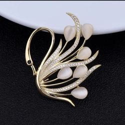 Elegant Swan Splendor Brooch