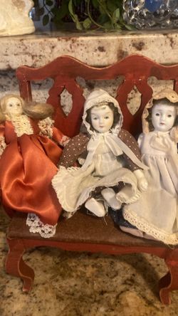 Mini rust bench with 3 adorable dolls