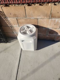 Pet plastic container