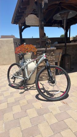 GT Laguna Pro 27.5” Mountain Bike – Medium Frame
