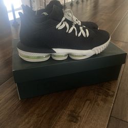 Selling LeBron XVI Low Size 9.5/11