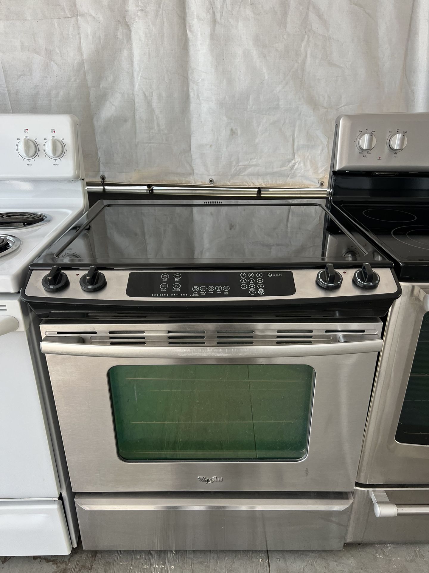 Whirlpool Glasstop Slide In Stove   60 day warranty/ Located at:📍5415 Carmack Rd Tampa Fl 33610📍