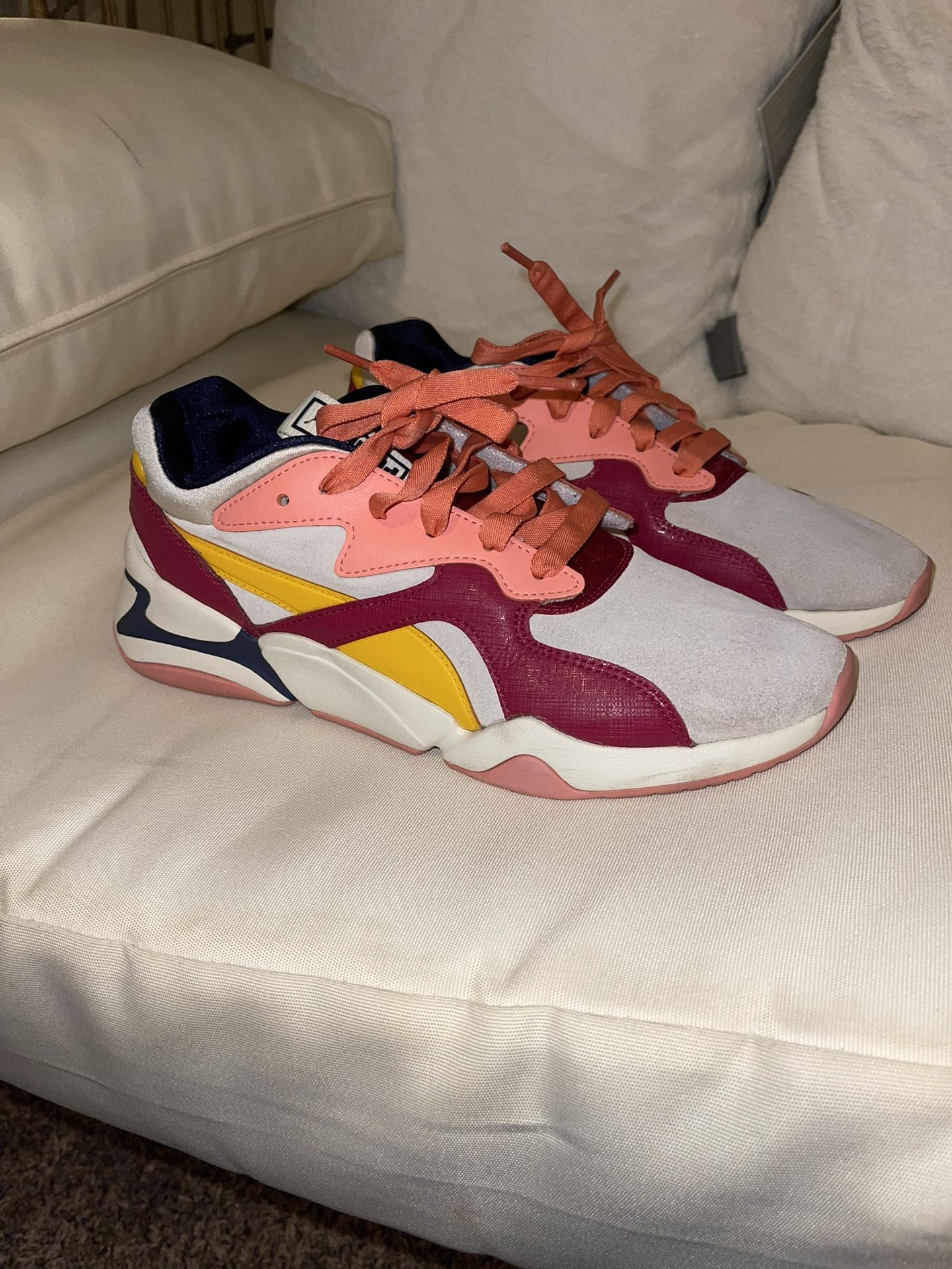 Womens Pumas Size 9 
