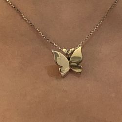 Preowned, solid gold18k, butterfly necklace light gold color with chain white color, 6/7grames
