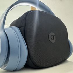 BEATS SOLO 4 + Charger And Case 