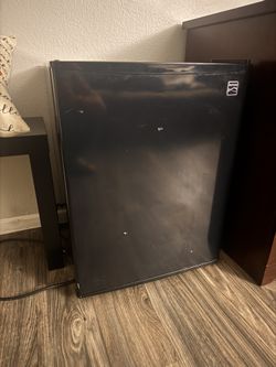 Mini Fridge (MUST GO!!)