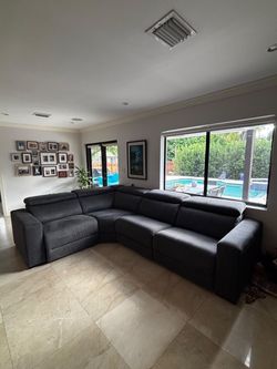 Reclining sectional sofa