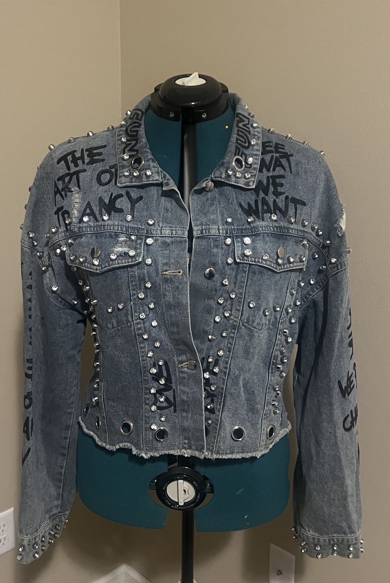Denim Graffiti rhinestone blue, jean jacket in excellent condition Size Large