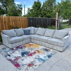 🚚 FREE DELIVERY ! Gorgeous Grey Sectional Couch