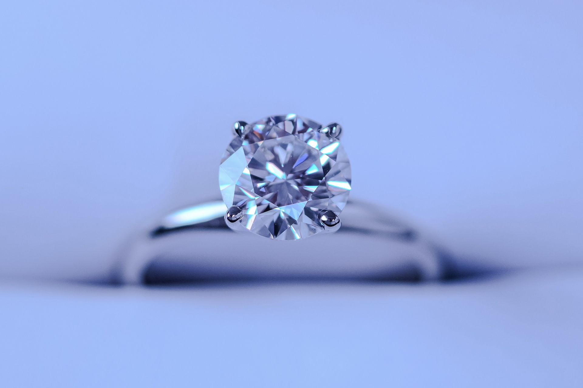 Stunning 1.58 CT VS1 Diamond Engagement Ring - 14K Solid White Gold with Paperwork