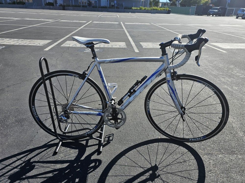 Fuji Roubaix 1.5 Performance Road Bike 
